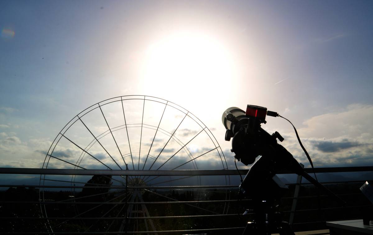 Prop de 60 persones assagen a Tortosa l’observació de l’eclipsi amb el Sol en la posició del 12 d’agost