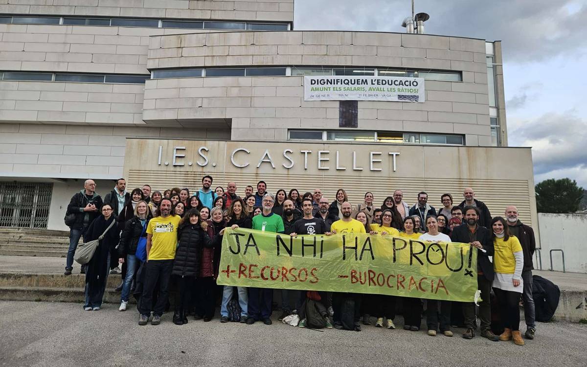El claustre de l'Institut Castellet s'adhereix a les mobilitzacions del professorat