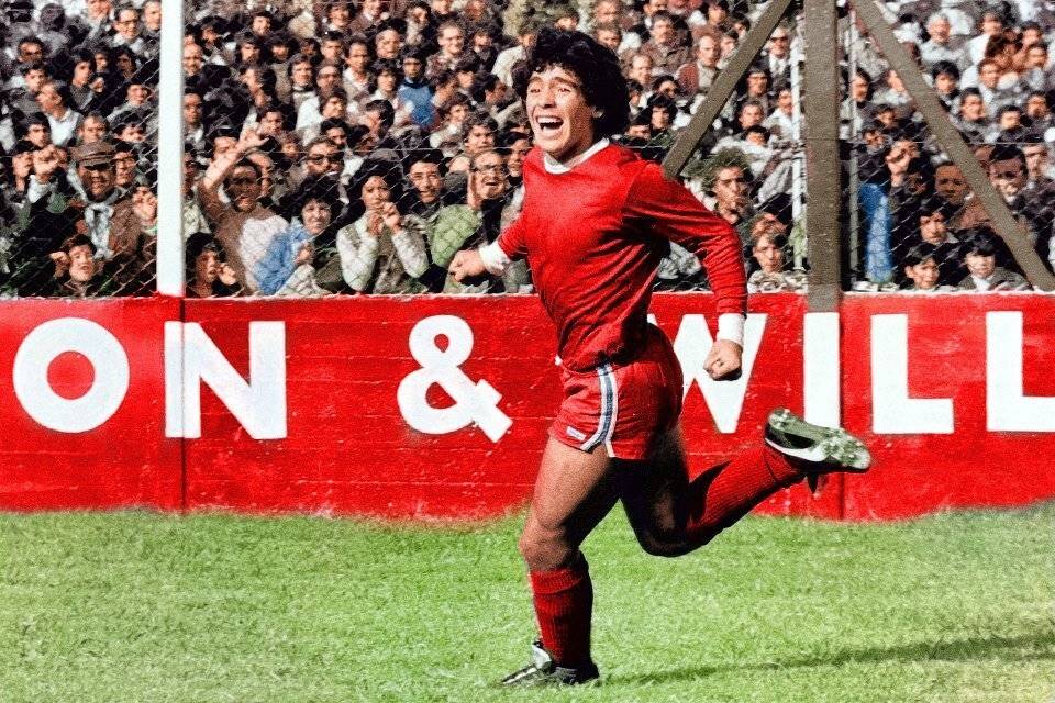 Diego Armando Maradona vestint la samarreta roja de l’Argentinos Juniors