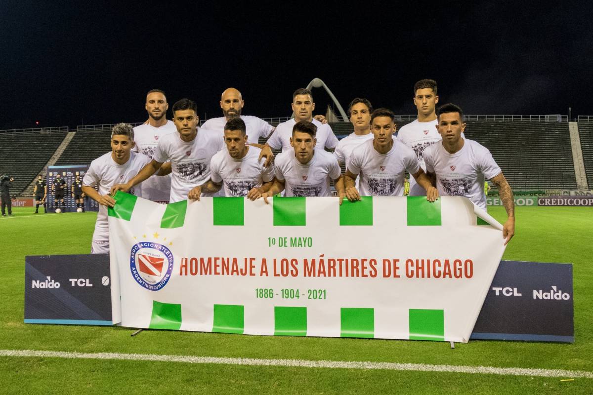 L’equip de l’Argentinos Juniors en una imatge de l’1 de maig de 2021 en què recorda els màrtirs de Chicago i els primers colors del club