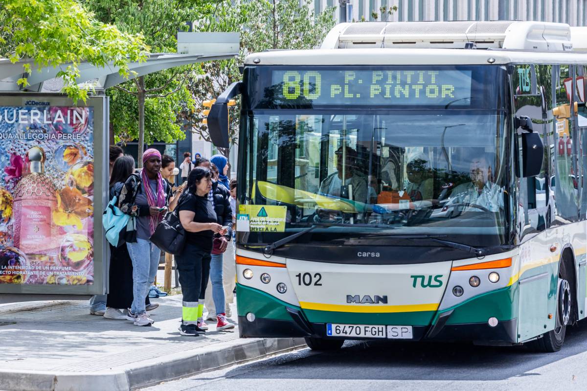 Un autobús de la línia L80 prop de Sabadell Centre