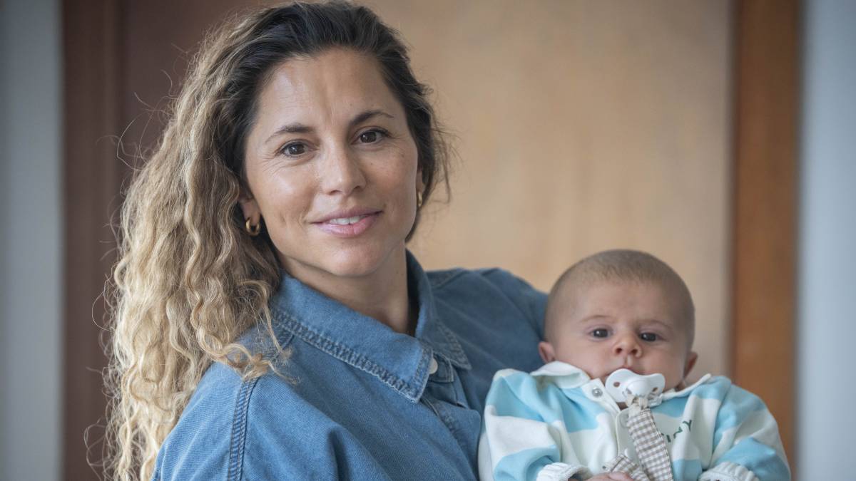 L'exjugadora de hockey Gigi Oliva, amb el seu fill Roi - Nebridi Aróztegui