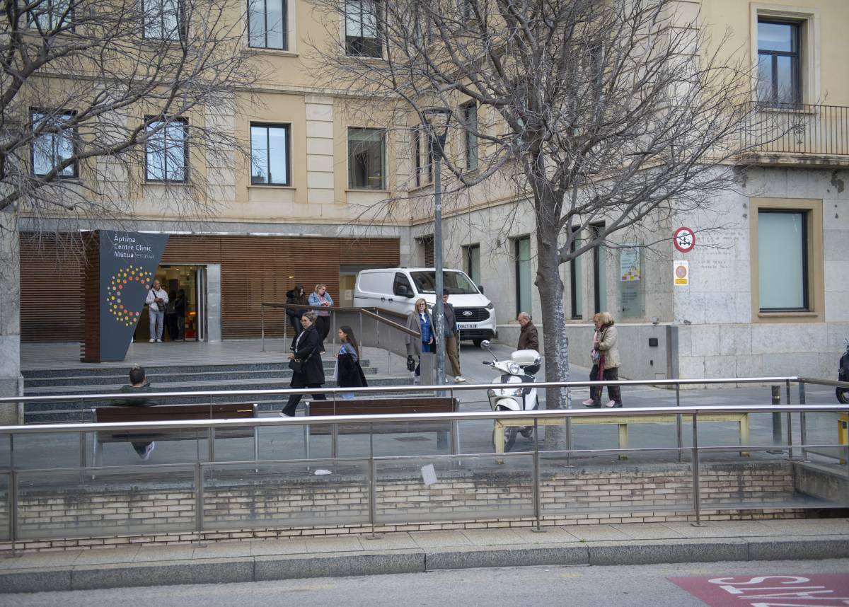 Plaça del Doctor Robert  - Alberto Tallón