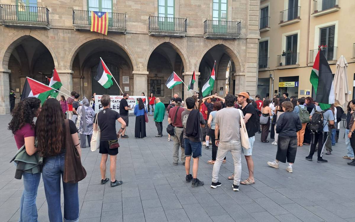 Una cinquantena de persones es concentren a Manresa en suport a la Flotilla