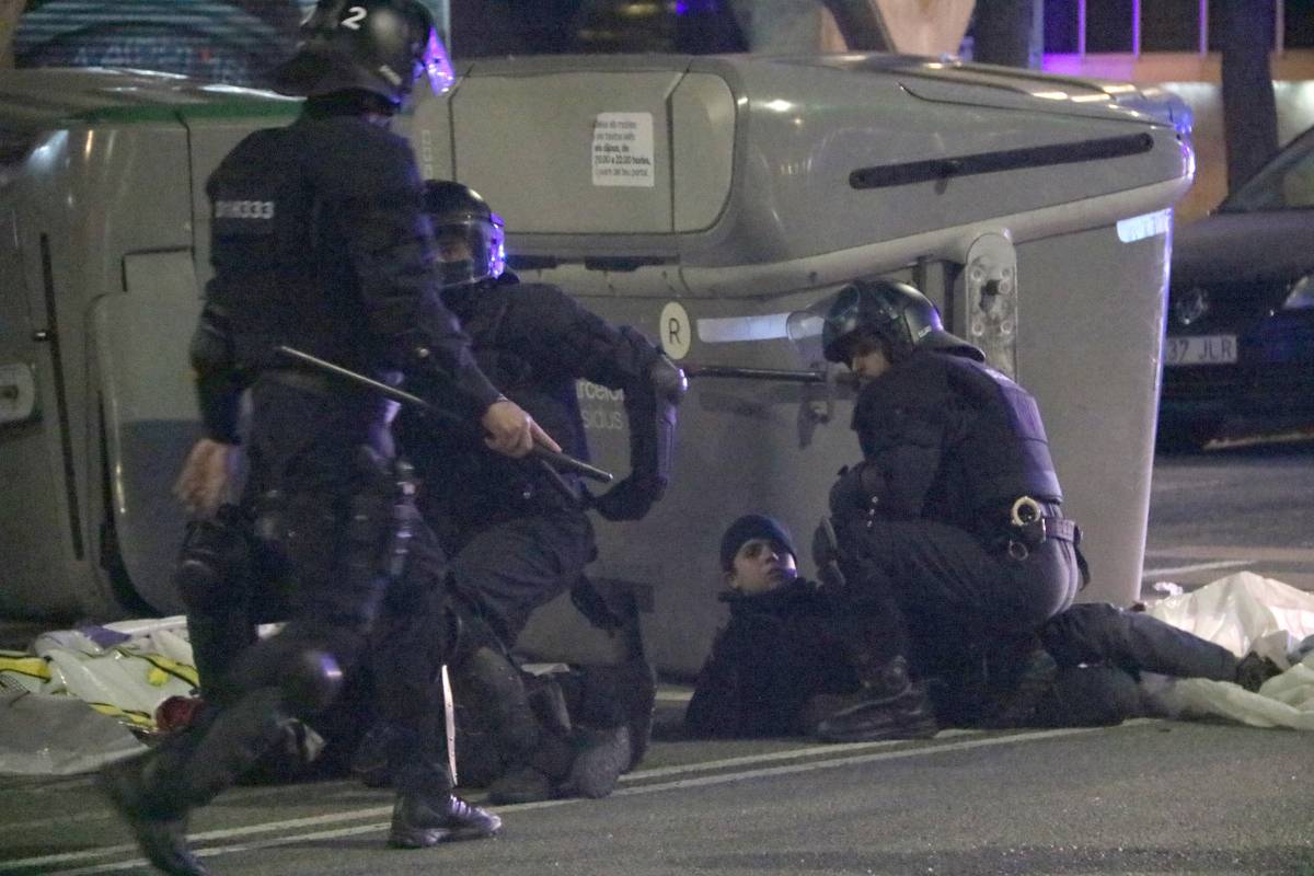 Càrregues i llançaments d’objectes contra els Mossos al consolat d’Israel a Barcelona