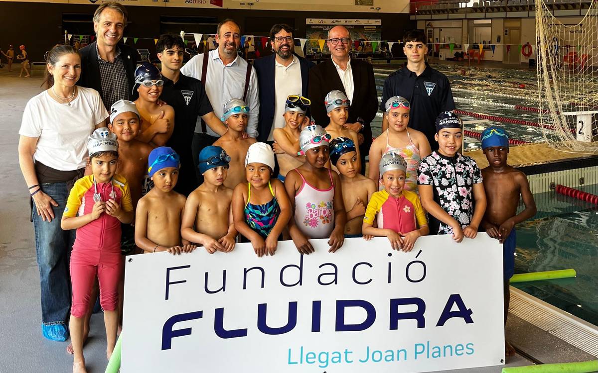 Un projecte social porta la natació a infants vulnerables de Manresa