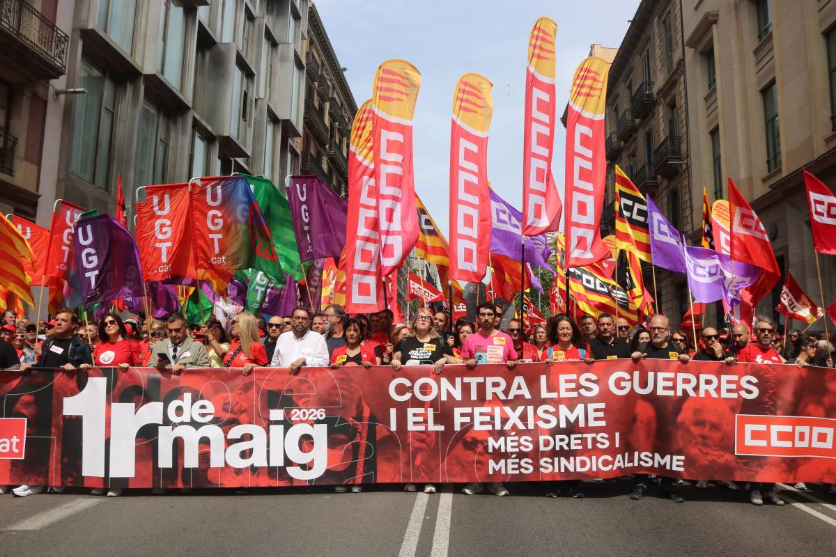 «Contra el feixisme, sindicalisme»: milers de treballadors reclamen «pau, sostre i salari» a Barcelona per l'1-M