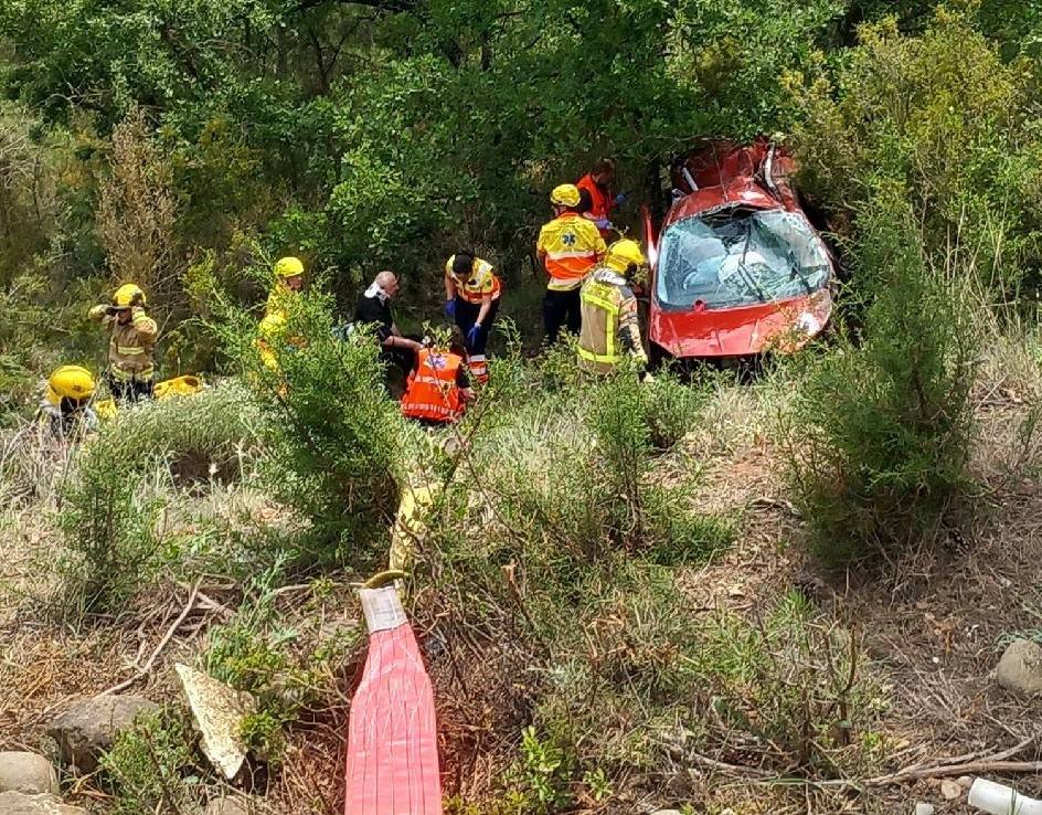 Tall provisional de la C-14 a Bassella després que una furgoneta caigui per un desnivell arran d'un accident