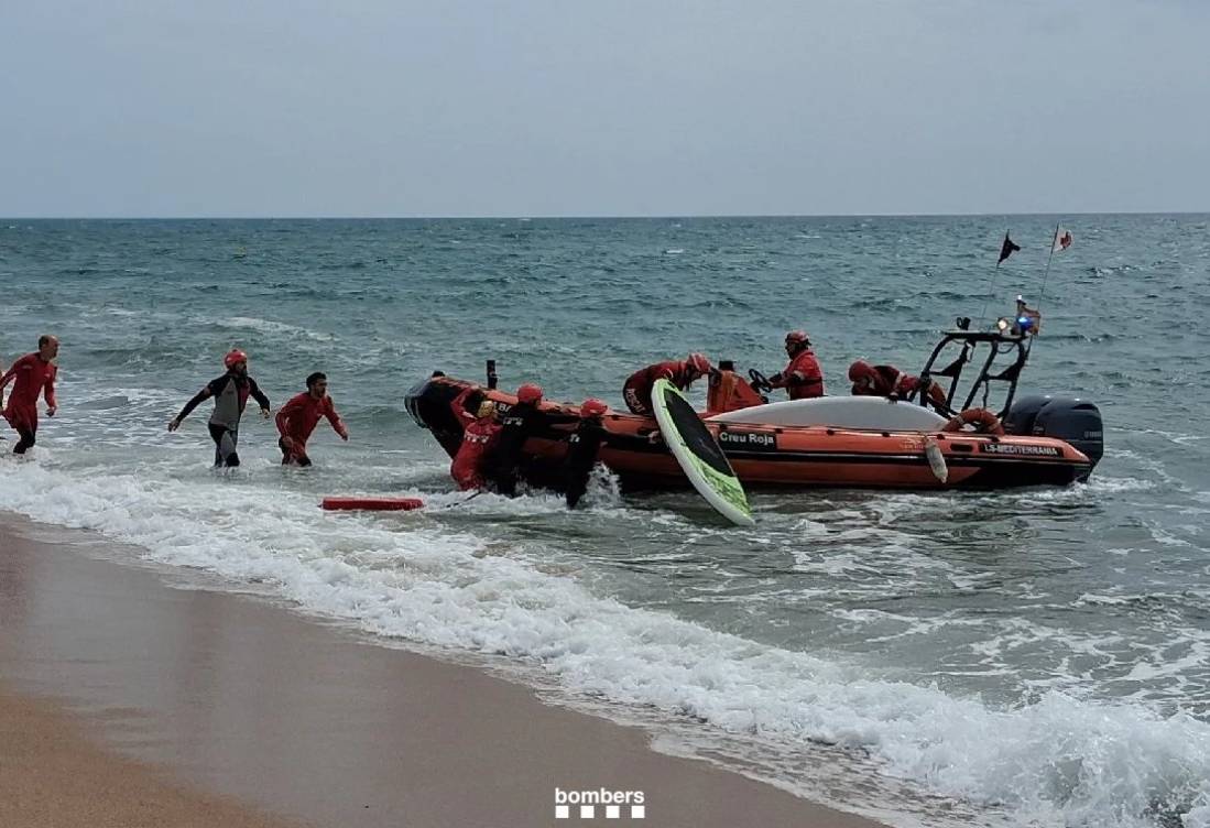 Rescaten tres joves que feien pàdel surf a la platja de Malgrat de Mar