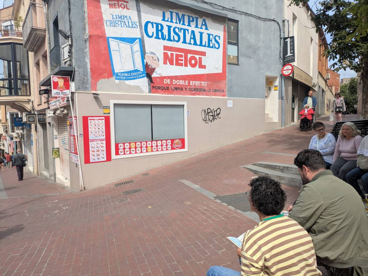 “M’agrada dibuixar llocs que resisteixen el pas del temps”