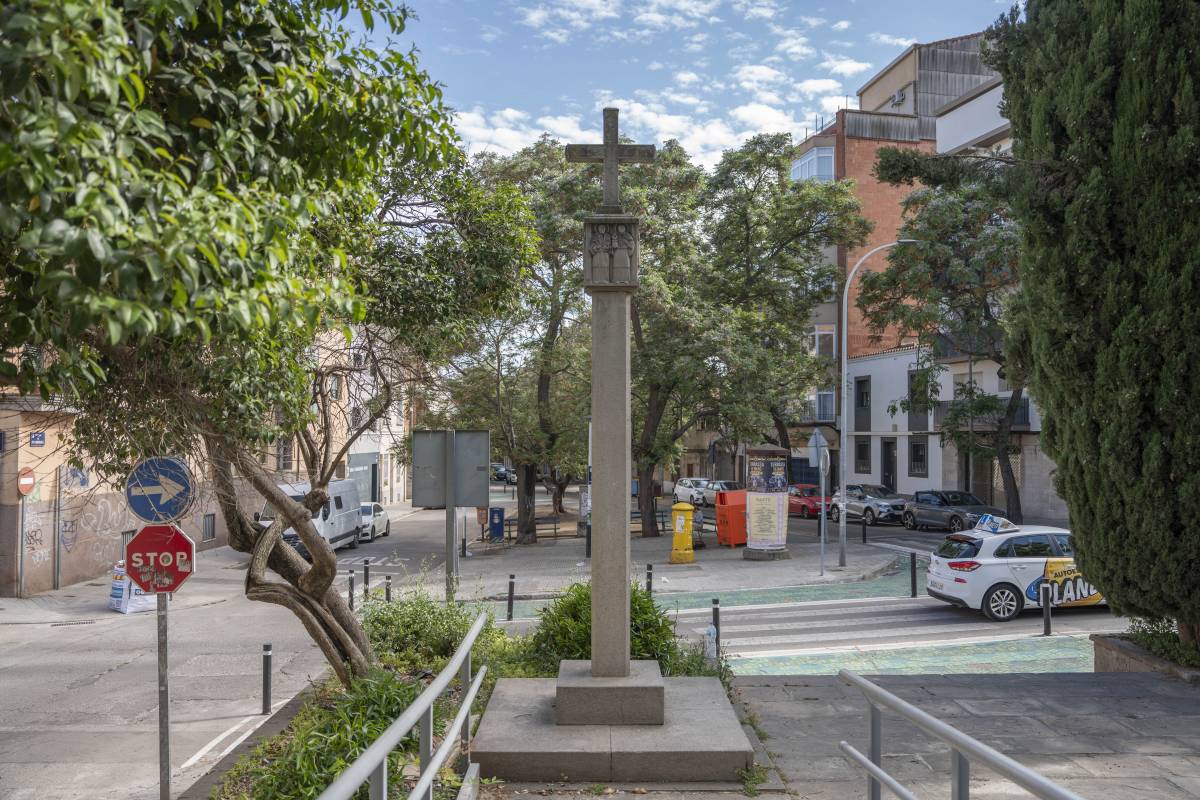 Saps on és... una creu molt santa a un llindar sagrat