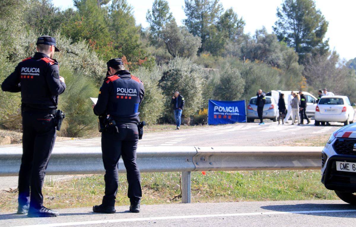 Agents al lloc on es va trobar la noia de Garcia morta, a Móra la Nova.