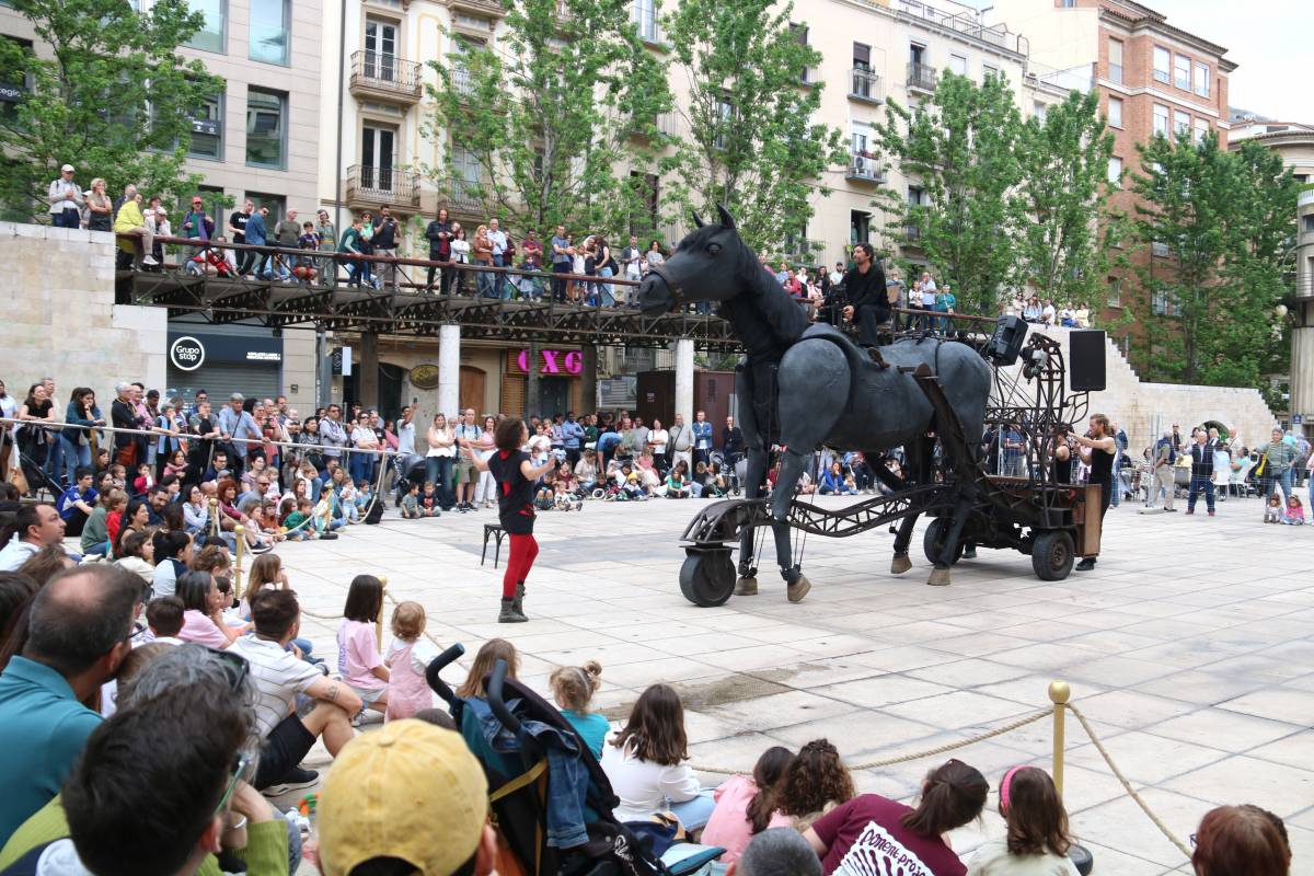 La Fira de Titelles esquiva la pluja i aplega centenars de persones