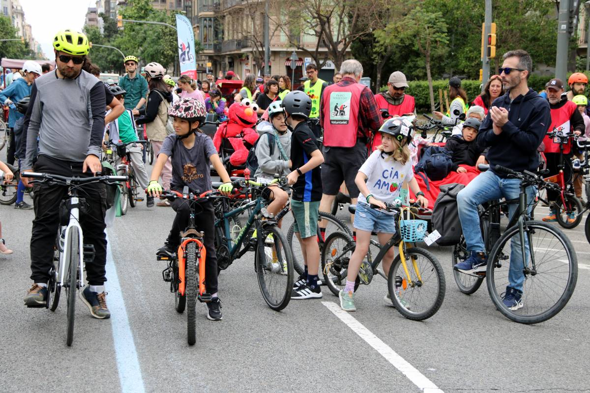 Centenars de ciclistes surten als carrers de Barcelona per reclamar «més seguretat» per moure's amb bici