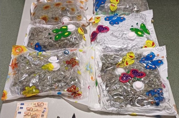 Detenen a Badalona un jove amb cinc quilos de marihuana, dues pistoles i armes blanques al cotxe