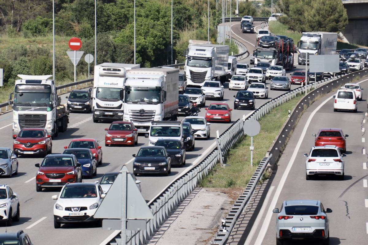 Llargues cues a l'AP-7 en l'operació tornada del pont de maig