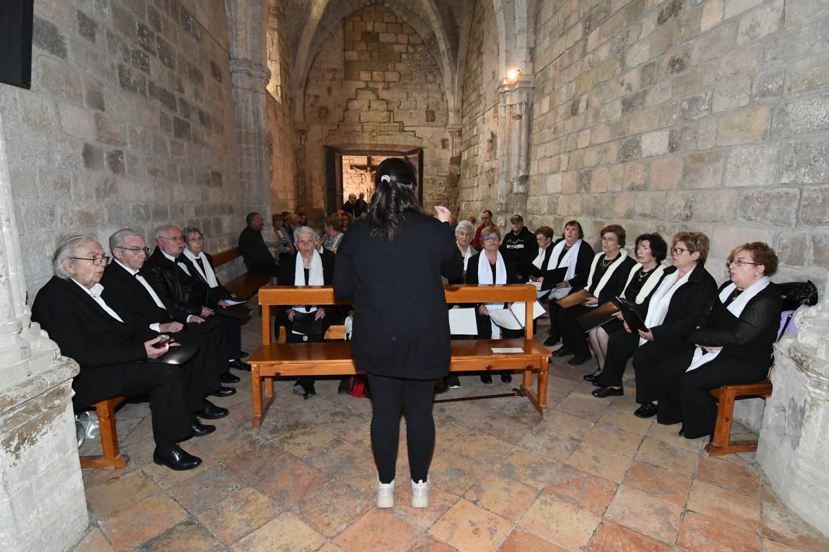 La Coral Estel de Sant Jordi omple de música la Festa  del Roser del Castellvell