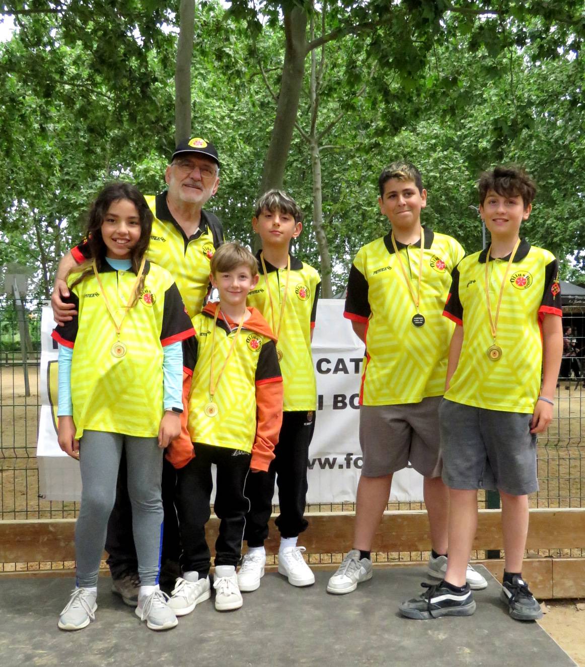 Equip d’Olius B de la Lliga Catalana Infantil (Nor, Roger, Àlex, Joan, Aran i Toni Márquez entrenador) - 