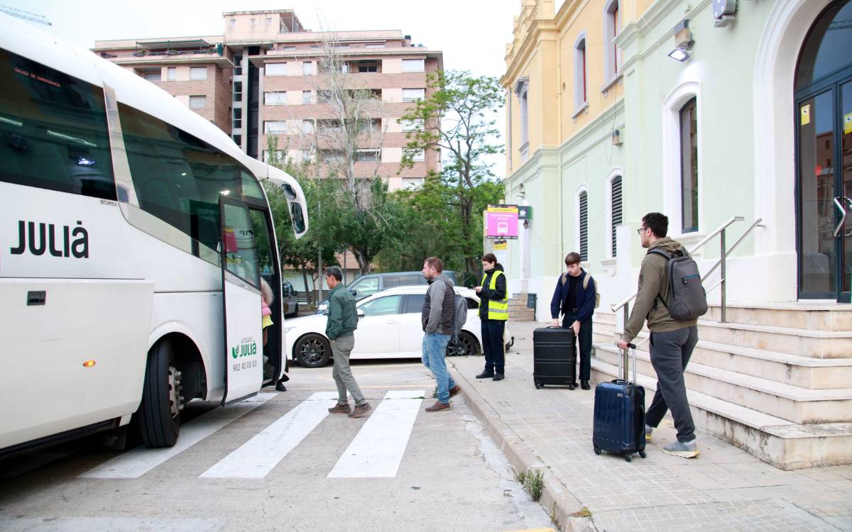 Queixes, resignació i enuig entre els usuaris de l'R13 a l'estació de Valls en el primer dia de tall per obres