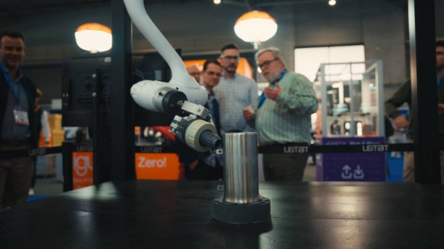 Robots humanoides i sistemes d’anàlisi sense contacte: Terrassa exhibeix innovació industrial a l'Advanced Factories