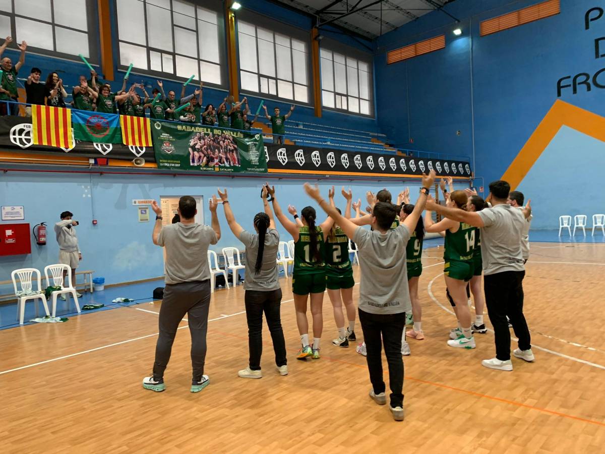 Plantilla i familiars, celebrant un dels triomfs en el torneig