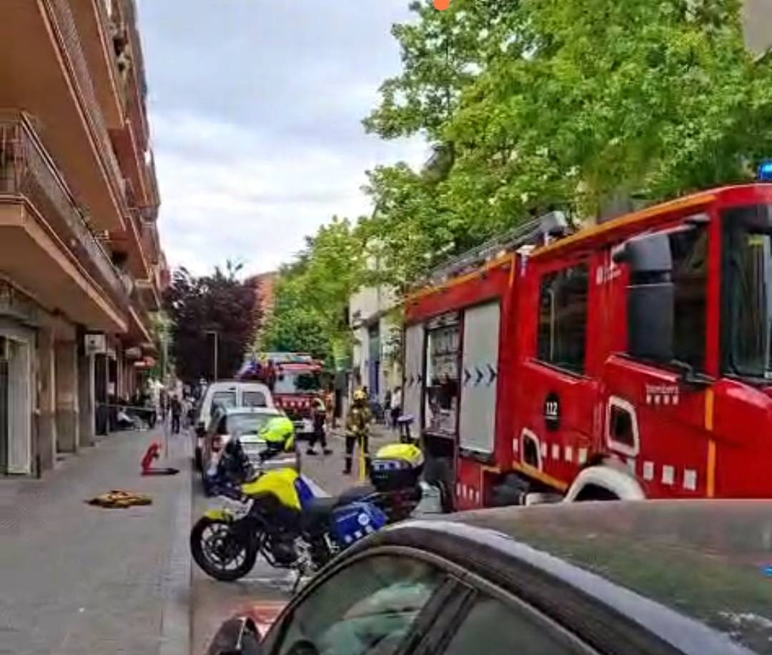 VÍDEO | Un ferit en un incendi al carrer de Núria 