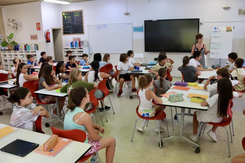  «No correspon a les AFA climatitzar els centres»: les famílies es planten davant la calor a les aules