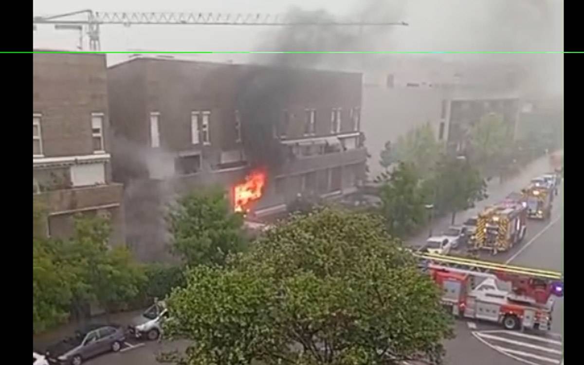 Una explosió provoca un violent incendi en un edifici de la Balconada