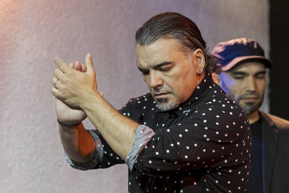 El bailaor, amb el seu germà Daniel al fons - Lluís Clotet