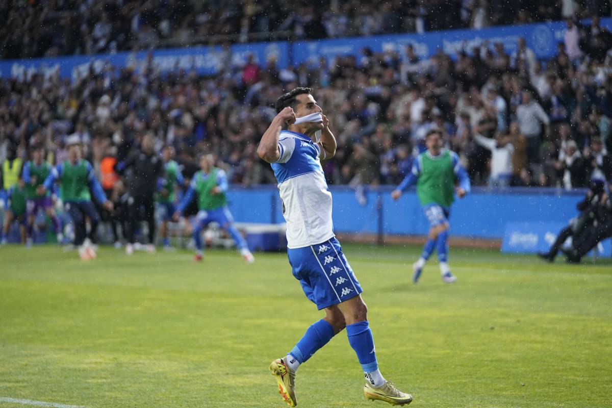 Rubén Martínez va donar un petó a l`escut del braçalet després d`anotar el 2-2