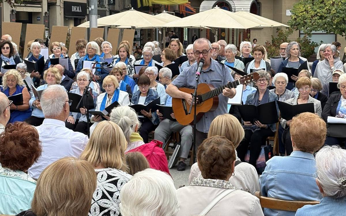 Manresa manté obertes les inscripcions per al dinar homenatge a les persones centenàries