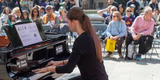 Un piano de cua al bell mig de la plaça