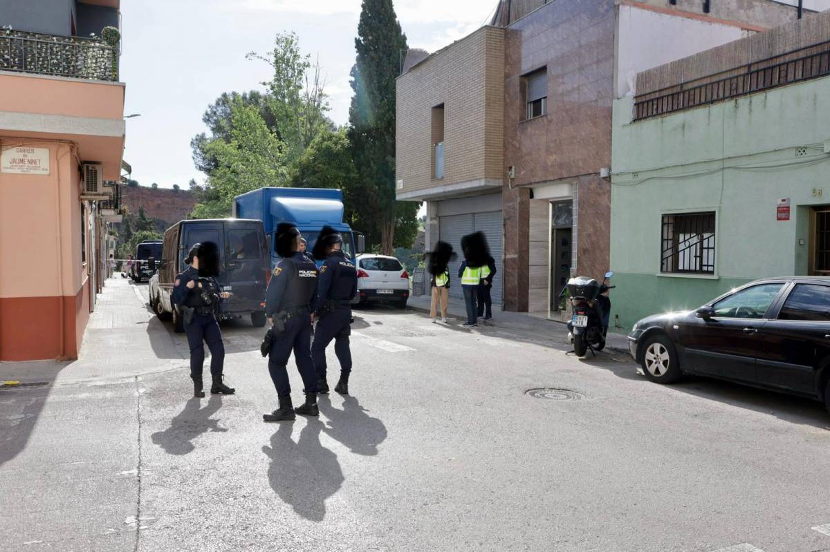 Dispositiu policial contra el tràfic de drogues a Sabadell