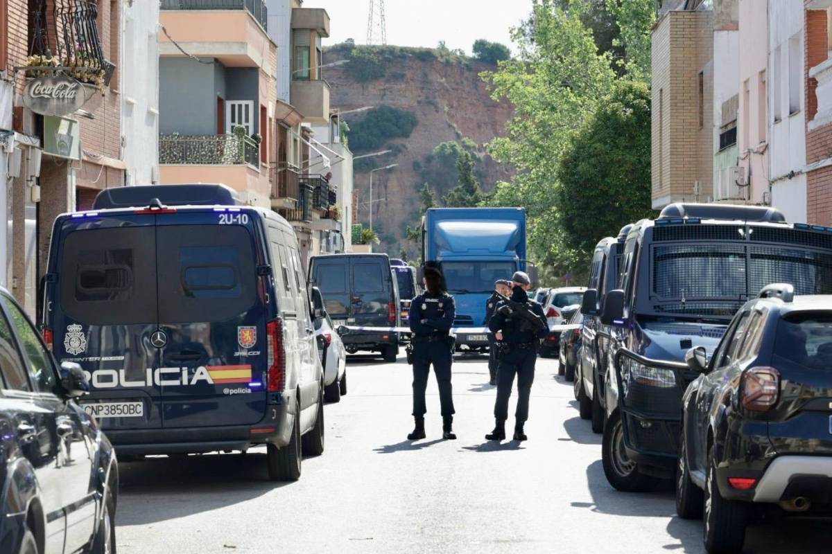 FOTOS | Gran desplegament de Policia Nacional en un operatiu contra el tràfic de drogues a Sabadell