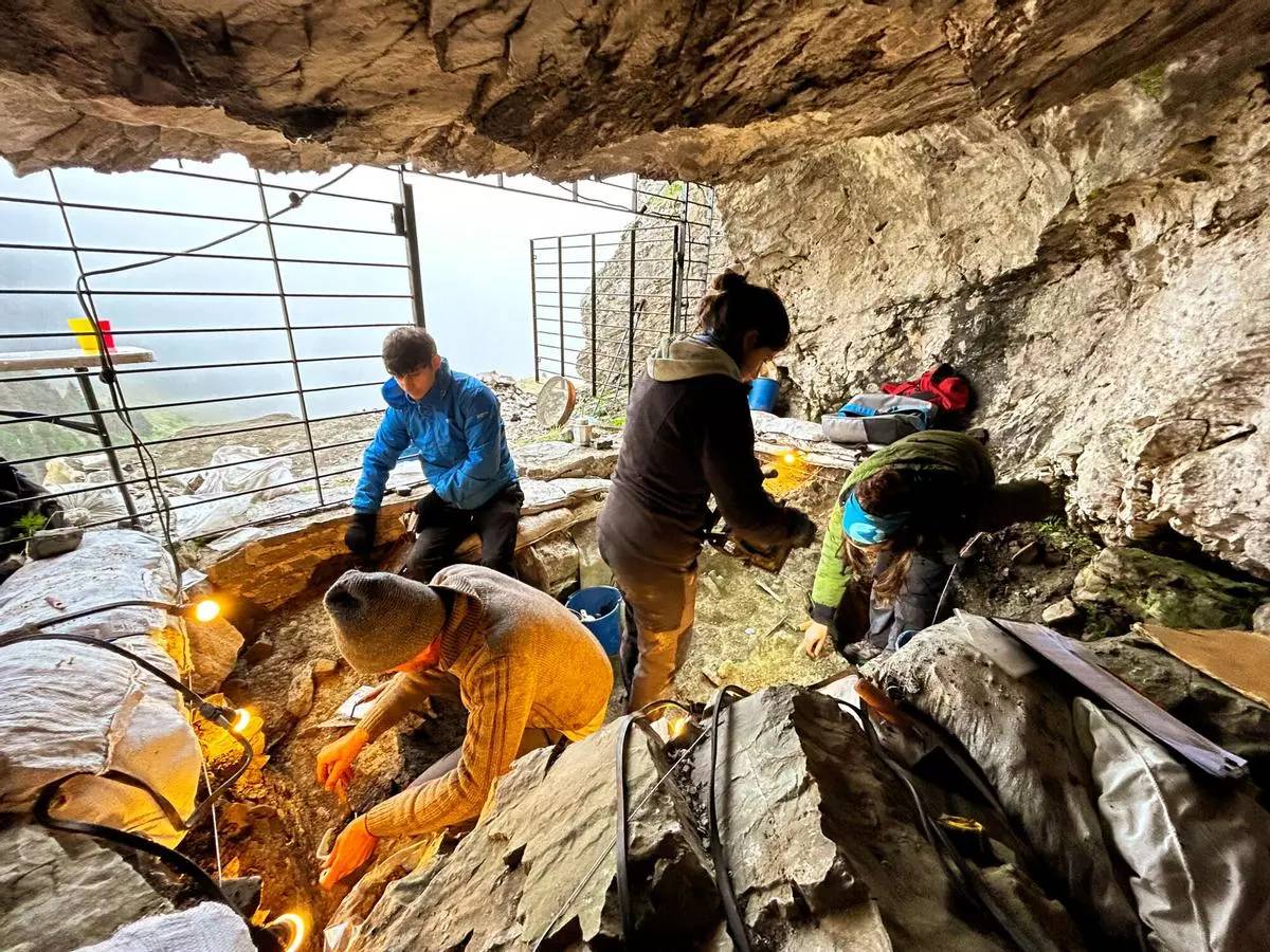 Descoberta al Ripollès la cova prehistòrica a més altitud del Pirineu