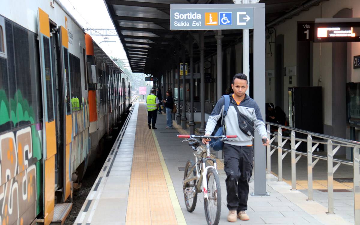 Satisfacció continguda entre els usuaris d'R4 de Renfe a Manresa per la represa del servei complet