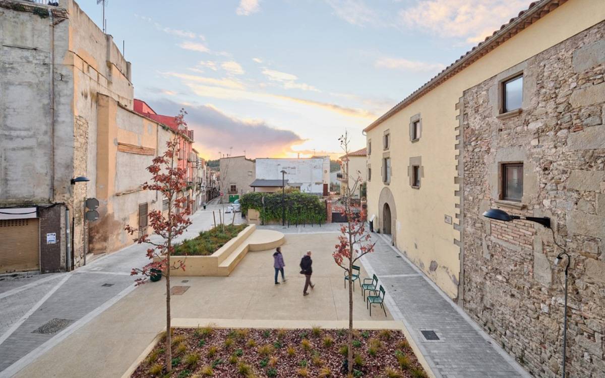 La reforma de la plaça d'Aguilar de Navarcles, destacada en un blog internacional