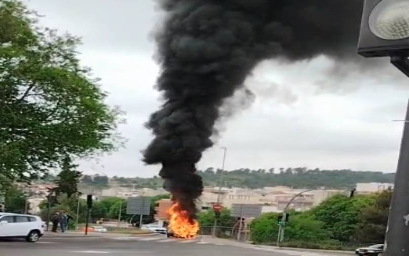 VÍDEO | Un vehicle s’incendia a la ronda de Ponent de Terrassa