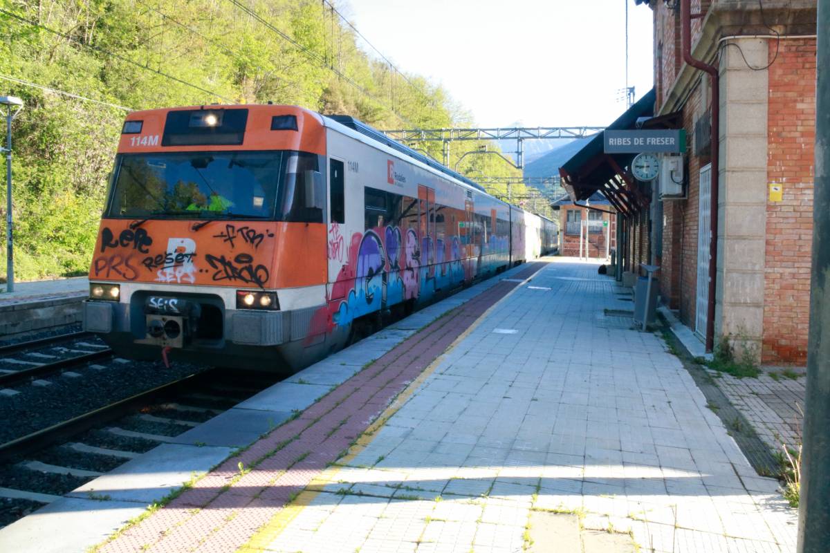Usuaris habituals de l'R3 celebren l'arribada del tren a Ribes de Fresrer, per primera vegada des del gener