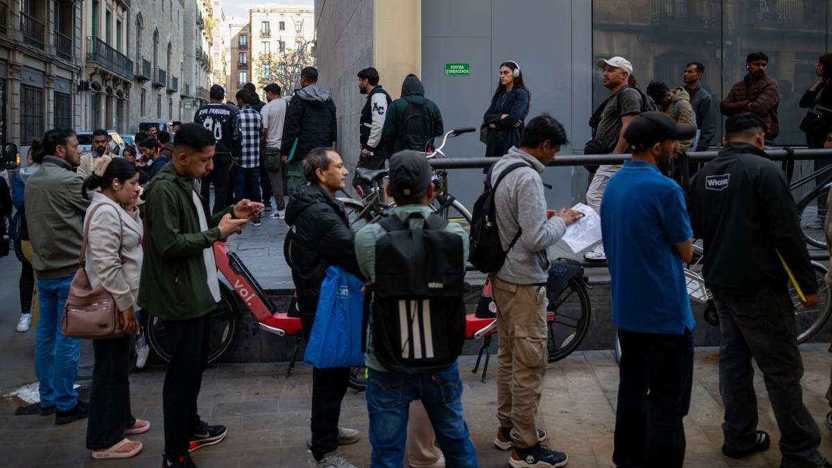 Barcelona reajusta l'atenció extraordinària als estrangers: obrirà un pavelló a Montjuïc per a la regularització