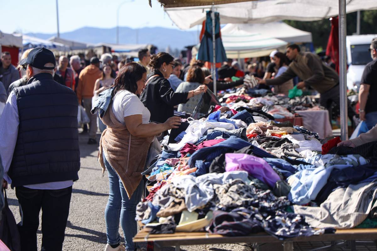 "El control d’accés al mercat ambulant de la Zona Hermètica limita el top manta i els robatoris”