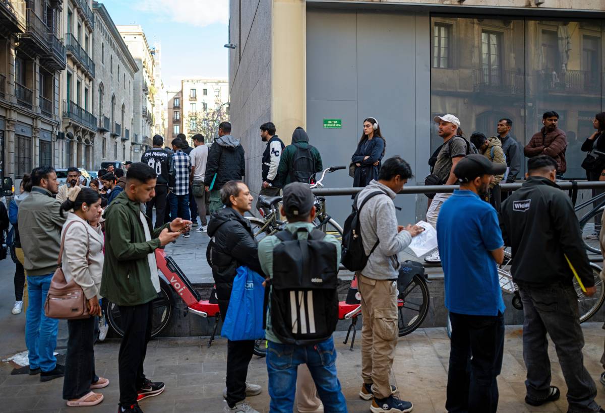 Barcelona reajusta l'atenció a la regularització: obrirà un pavelló a Montjuïc