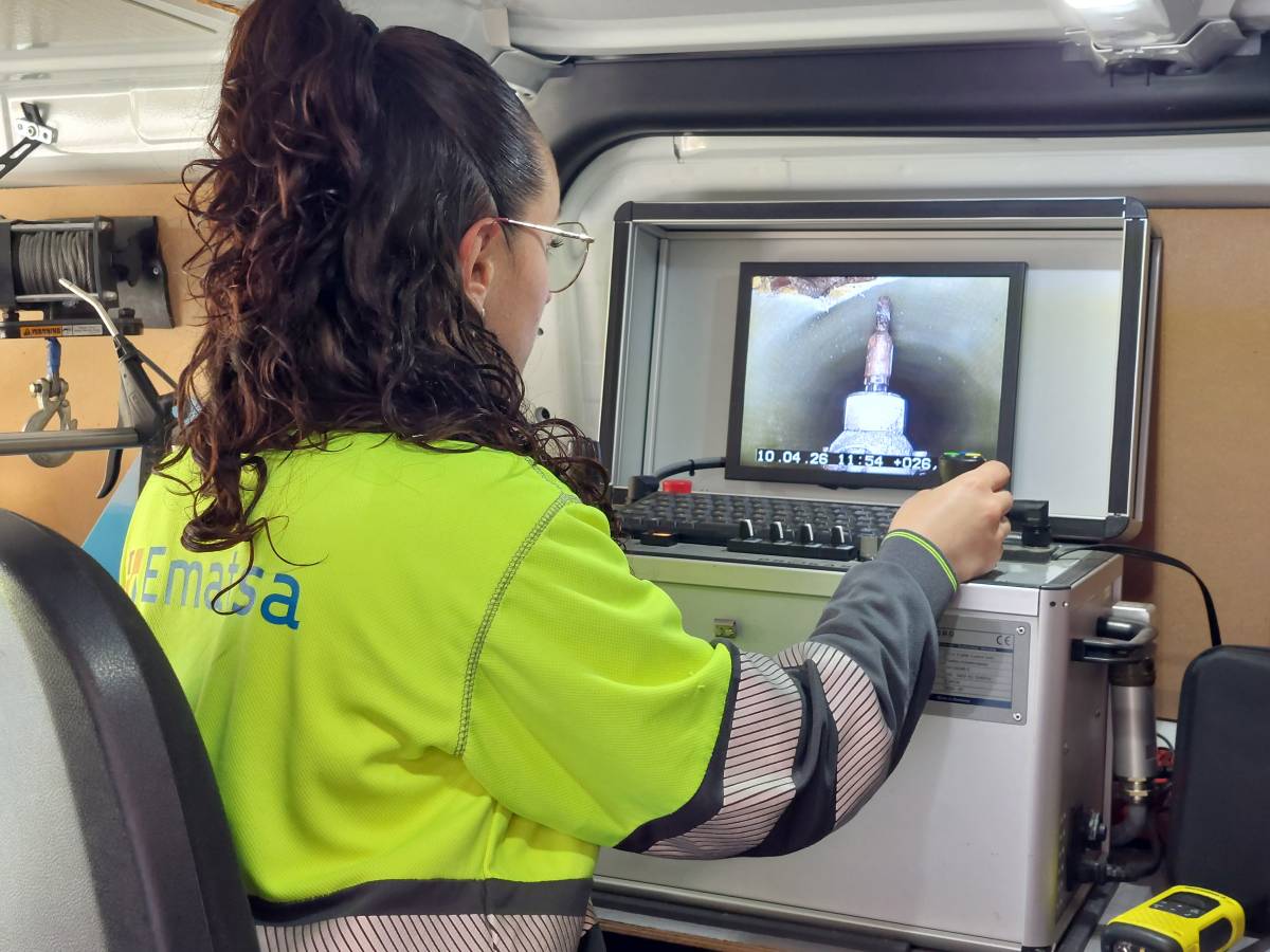 Irene Cordón, estudiant del CFGS de l’aigua, amb el robot fresador per al manteniment de la xarxa de clavegueram a Tarragona