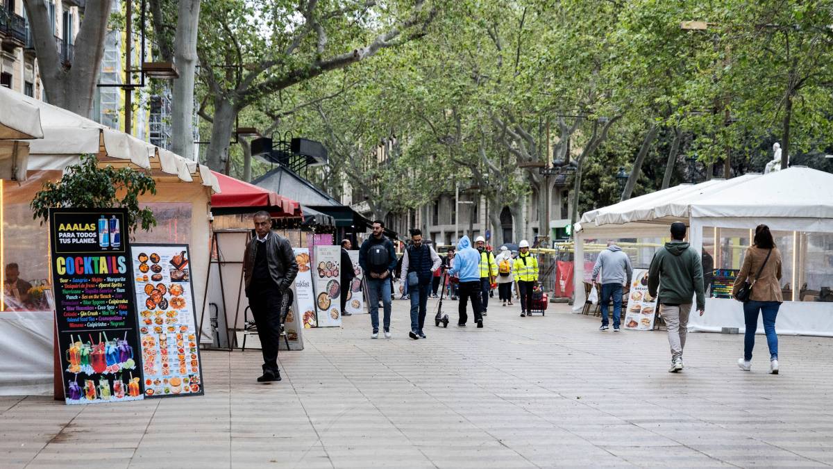 Convertir antics hotels i edificis buits en pisos socials: la proposta dels experts per al futur de la Rambla