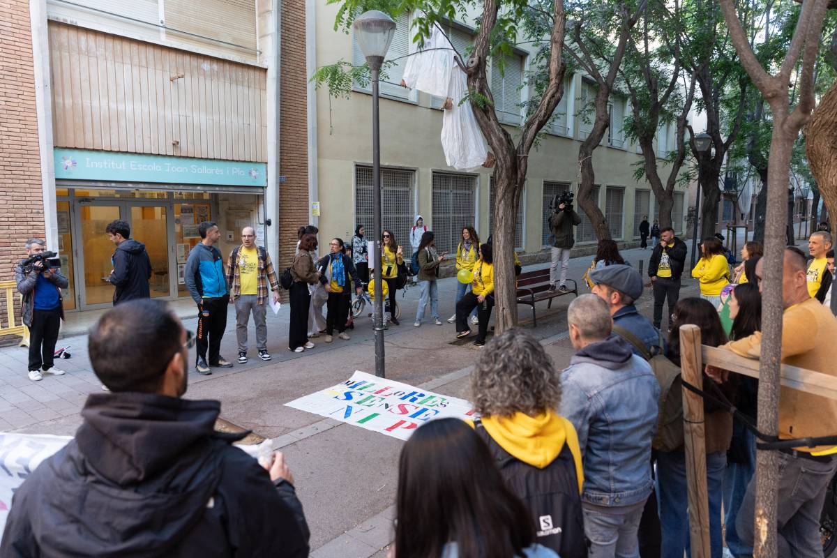Mig centenar de manifestants al Joan Sallarès i Pla contra el pla pilot amb mossos de paisà al centre