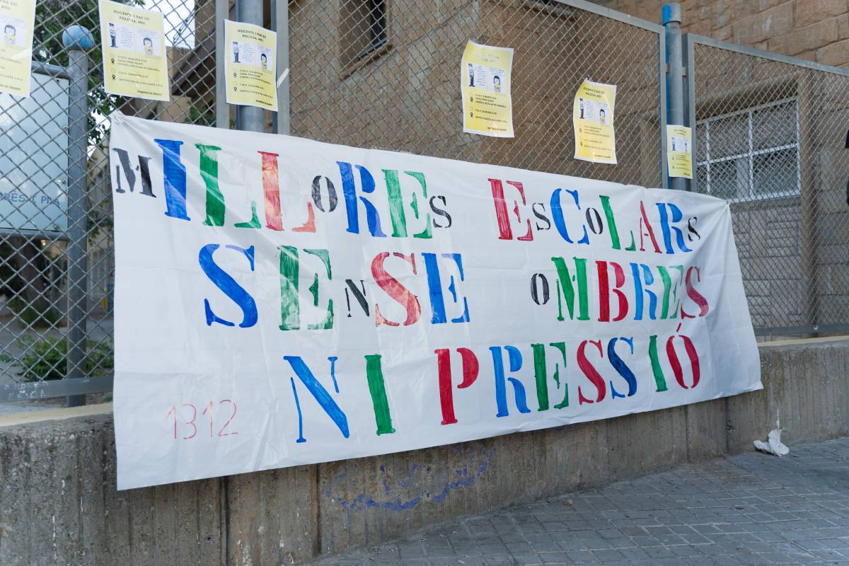 Protesta davant del Joan Sallarès i Pla