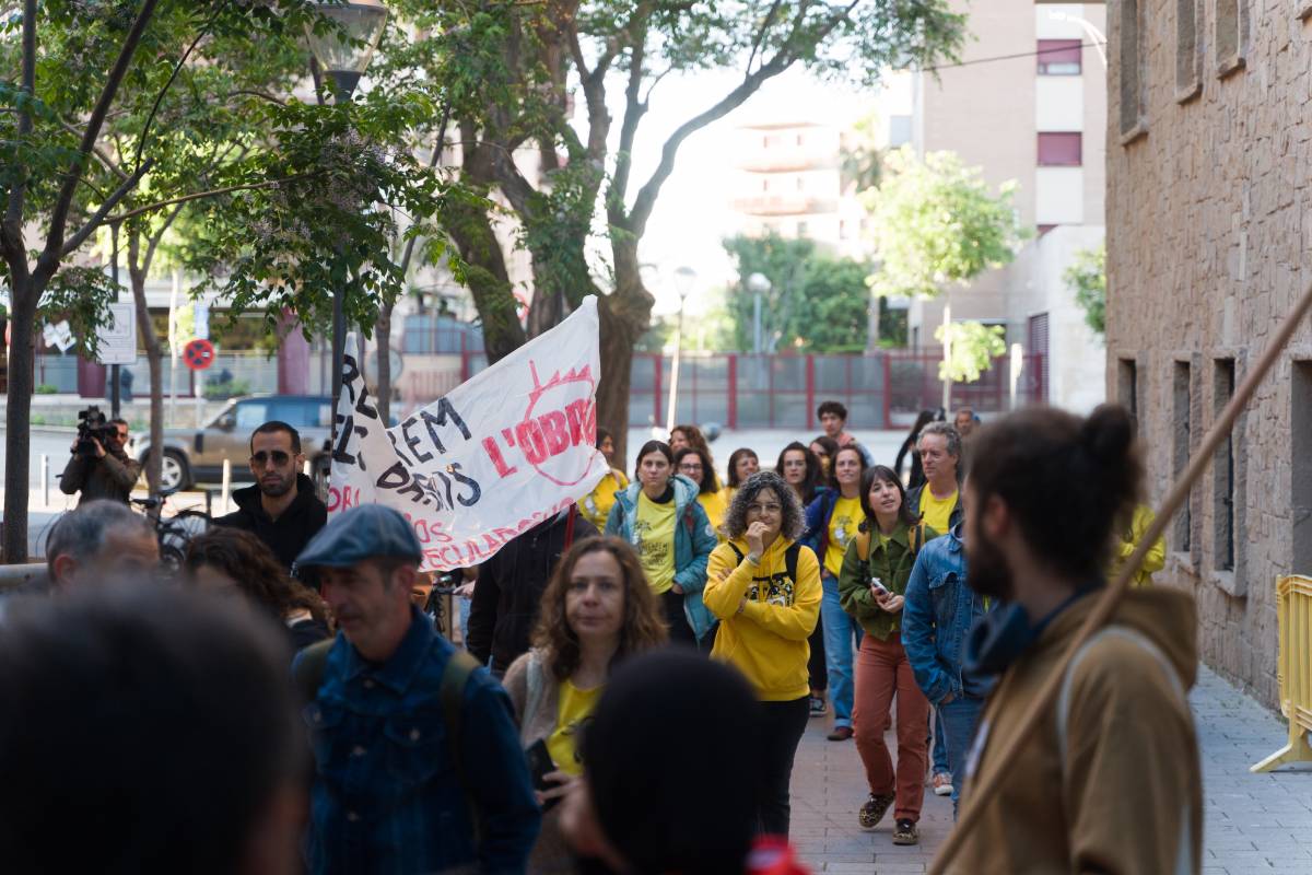 Protesta davant del Joan Sallarès i Pla