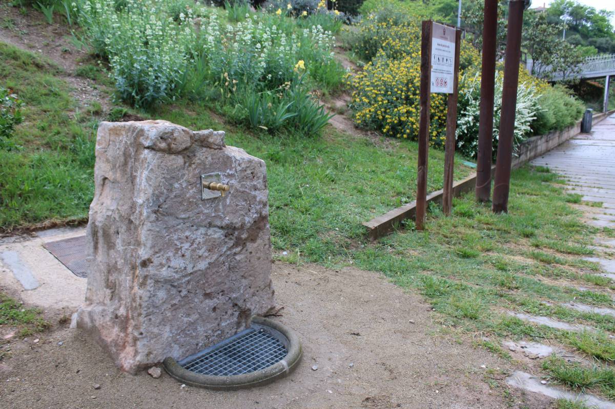 El parc de la Plaça U d'Octubre estrena una font d'aigua