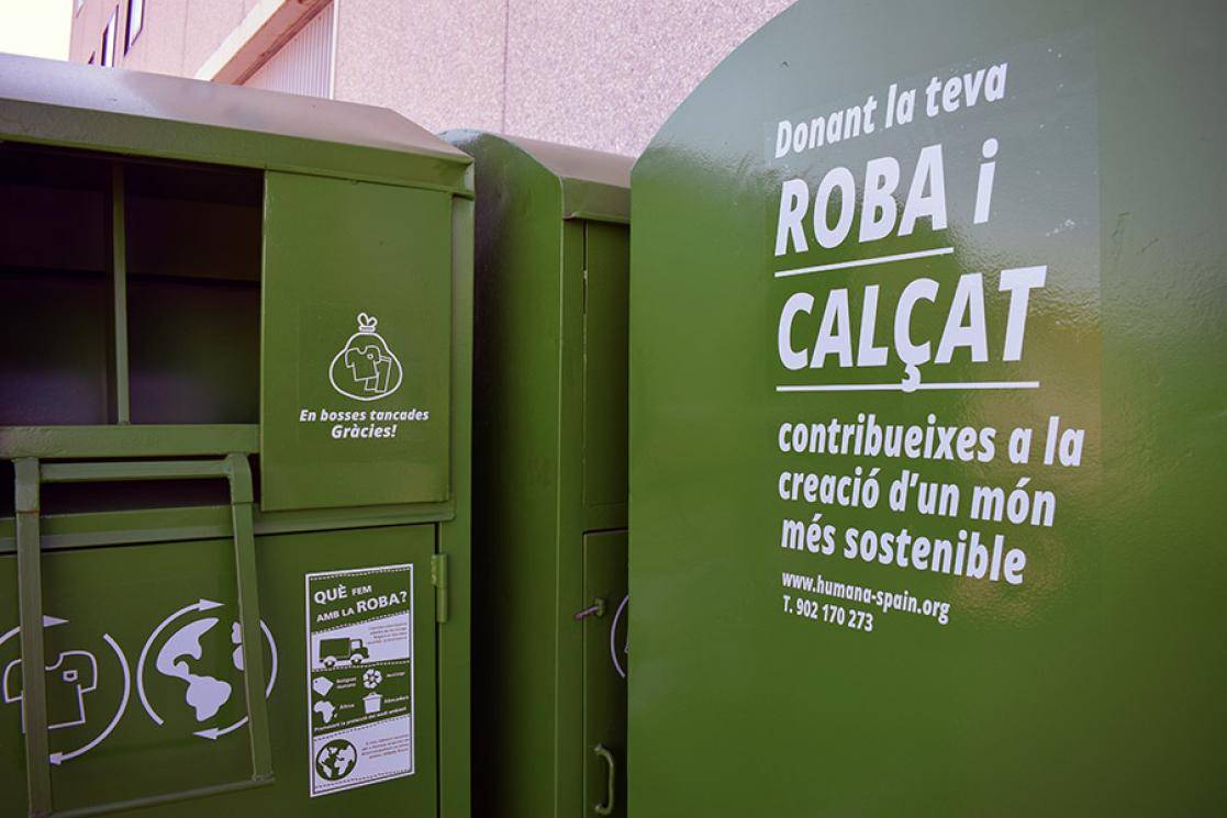 Humana anuncia la retirada de contenidors de roba a pobles del Montseny