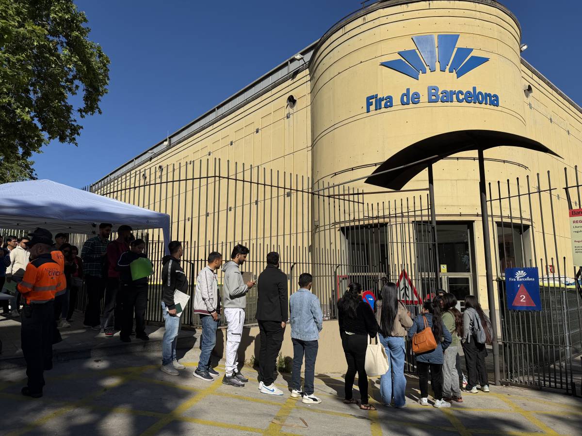 Llargues cues des de les sis del matí a la Fira de Montjuïc pel procés de regularització